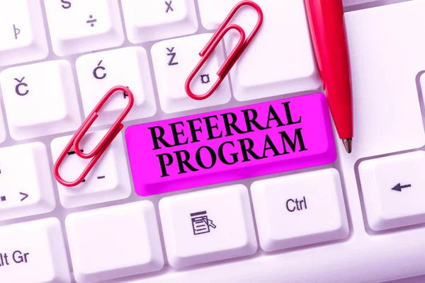 Conceptual caption Referral Program. Word for sending own patient to another physician for treatment Publishing Typewritten Documents Online, Typing Long Term Contract — Stock Photo, Image