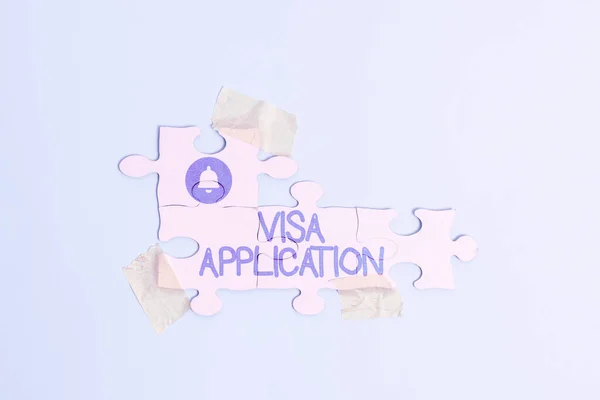 A Visa Applikációt mutató szöveges jel. Üzleti áttekintő űrlap, hogy engedélyt kérjen az utazáshoz vagy egy másik országban éljen Egy befejezetlen fehér kirakós minta kirakós hiányzó darabjával — Stock Fotó