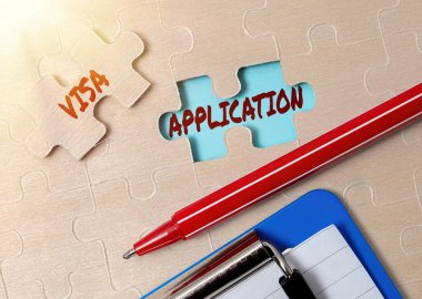 Kavramsal başlık Visa Uygulaması. İzin almak ya da başka bir ülkede yaşamak için İnternet Kavram Formu Tamamlanmamış Bir Beyaz Yapboz Şablonu Eksik Parçasıyla Bulmaca