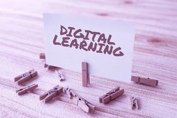 デジタルサイネージ学習を表示します。技術や指導的な練習を伴うビジネスの概要ブランクスクエアノートランドリークリップに囲まれて新しい意味を示す. — ストック写真