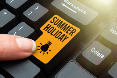 Kavramsal başlık Yaz Tatili. Yazın gevşemek ve eğlenmek için özel bir zaman diliminde yazılmış Yeni Çevrimiçi Yemek Kitabı, Yazma ve Paylaşım Tarifleri