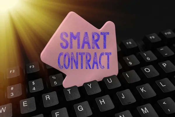 Texto de pie de foto que presenta Smart Contract. Concepto que significa acuerdo digital para controlar la transferencia de monedas digitales Escribir registros e informes hospitalarios, crear un nuevo programa de lectura de libros electrónicos — Foto de Stock