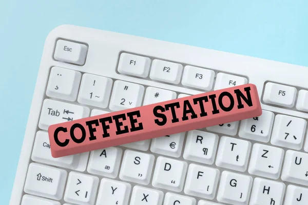 Podepište zobrazení Coffee Station. Slovo napsané na malé, neformální restauraci, která obvykle podává teplé nápoje Stahování on-line souborů a dat, Nahrávání programovacích kódů — Stock fotografie