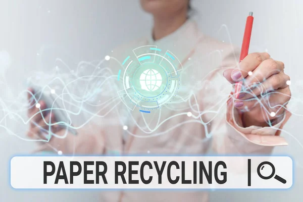 Légende conceptuelle Recyclage du papier. Concept d'entreprise Utiliser les vieux papiers d'une nouvelle manière en les recyclant Lady en uniforme en utilisant l'écran d'affichage olographe mobile futuriste. — Photo