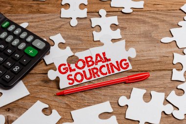 Metin Küresel Kaynak gösterimi yazılıyor. Mallar için küresel pazardan kaynak sağlama konsepti. Tamamlanmamış beyaz testere deseni ile kayıp parçayı bulmaca.