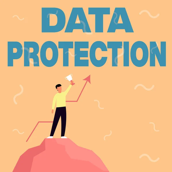 Text zobrazující inspiraci Ochrana údajů. Obchodní vitrína chránící informace před možným narušením dat Podnikatel kreslí stojící na Big Rock pyšně drží trofej. — Stock fotografie