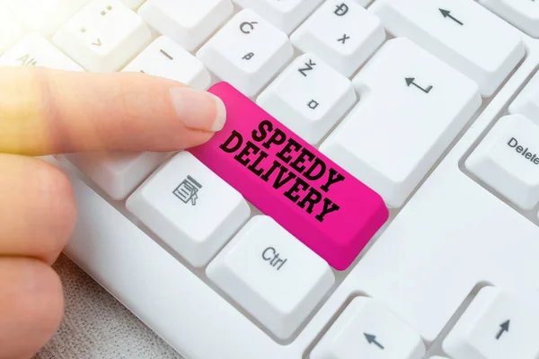 Schriftzug "Speedy Delivery". Konzept bedeutet, Produkte schnell oder am selben Tag ins Ausland zu liefern Erstellen eines neuen Textverarbeitungsprogramms, Reparatur komplizierter Programmiercodes — Stockfoto
