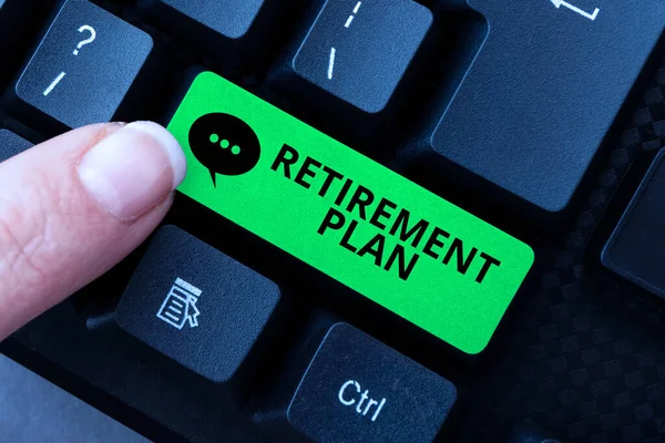 书写文字，展示退休计划。当你放弃工作的时候，为了省钱，你可以在网上收集调查线索，提出网上建议 — 图库照片