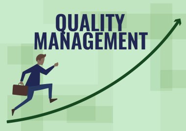 Kalite Yönetimini gösteren metin işareti. Üst Düzey Standart Ürün Hizmetlerini Korumak için Sözcük İşadamı Yukarı Doğru İşadamı Arrow 'un İşaret Ettiği Çantayı Tutuyor.