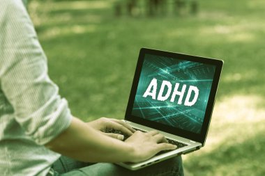 Adhd 'i gösteren metin işareti. Hiperaktif Çocukların Akıl Sağlığı Bozukluğu Parkta Latop 'la Tek Başına oturan Uzaktan İşlere Başlayan Kadın' ın dikkatine..