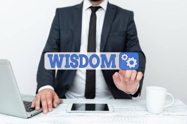 Bilgeliği gösteren bir işaret. Tecrübe ve iyi muhakemeye sahip kalite kavramı Uzaktan Ofis Çalışıyor Çevrimiçi Akıllı Telefon Ses ve Video Çağrı