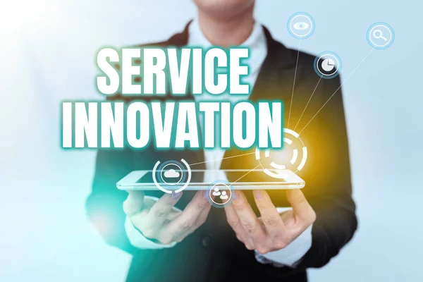 Handschrifttekst Service Innovatie. Business idee Verbeterde productlijn Services Introductie van opkomende trend Lady In Uniform Holding Phone en tonen futuristische virtuele display — Stockfoto