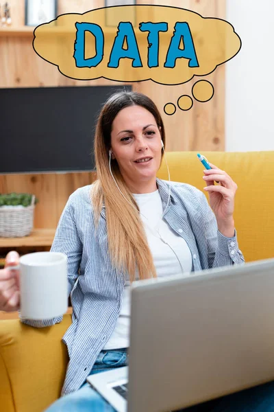 Zeichen, die Daten anzeigen. Konzept bedeutet Information Fakten und Statistiken, die als Referenz gesammelt werden Online-Unterricht, Lesen von Internet-Blogs, Lernen neuer Dinge — Stockfoto