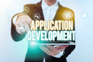 El yazısı Metin Uygulaması Geliştirme. Mobil Aygıtlarda Kullanılacak Bilgisayar Uygulamalarının İnternet Konsepti, Geleceği Gösteren Grafiksel Arayüzü Gösteren Tablet Üzerinde Giyinik Kadın Uygulamaları.