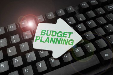 Bütçe Planlama sunan metin başlığı. Kavramsal fotoğraf Şu anki ve gelecekteki harcamalar hakkında yazılı açıklama Yeni programlama kodlarına girmek, Duygusal Kısa Hikayeler Yazmak