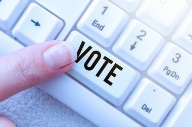 Oylamayı sunan metin başlığı. Seçimlerin resmi bir göstergesini ifade eden kavramsal fotoğraf yasası çoğunluğun kazandığını gösteriyor. Çevrimiçi Ses Kaydı, Daktilo ve Kayıt Önemli Notlar