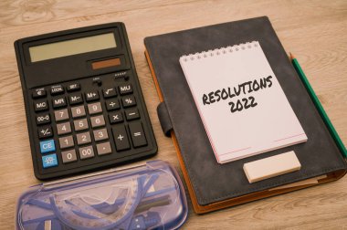 Metin Çözümleri 2022 'nin gösterimi yazılıyor. İşletme yaklaşım listesi gelecek yıl Boş Not Defteri Sayfası ile Tablo Üzerinde Geometrik Sayfa.