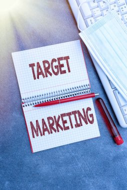 Kavramsal manşet Hedef Pazarlama. İzleyici hedefi anlamına gelen kavram. Reklam Notları Bilimsel Çalışmalar ve Tedavi Planları yazan müşteriler seçildi.