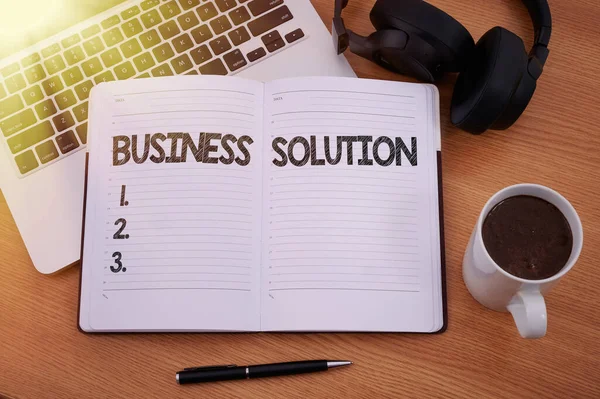 Ispirazione mostrando segno Business Solution. Internet Concept Servizi che includono pianificazione strategica e valutazione Blocco note portatile vuoto con penna e cuffie Accanto a tazza di caffè caldo. — Foto Stock