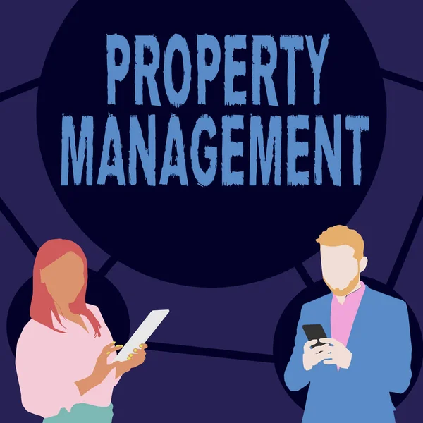 Sinal de texto mostrando Property Management. Palavra escrita sobre a supervisão de imóveis Valor preservado da facilidade Ilustração de parceiros ocupados usando Smartphones Pesquisando ideias. — Fotografia de Stock