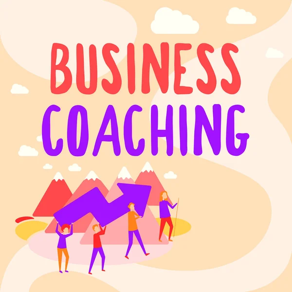 Texto que muestra inspiración Business Coaching. Visión general del negocio Ayudar a los empleados a ser más activos Consultar a un experto Cuatro colegas Ilustración Escalada Montaña Sosteniendo Flecha Grande. —  Fotos de Stock