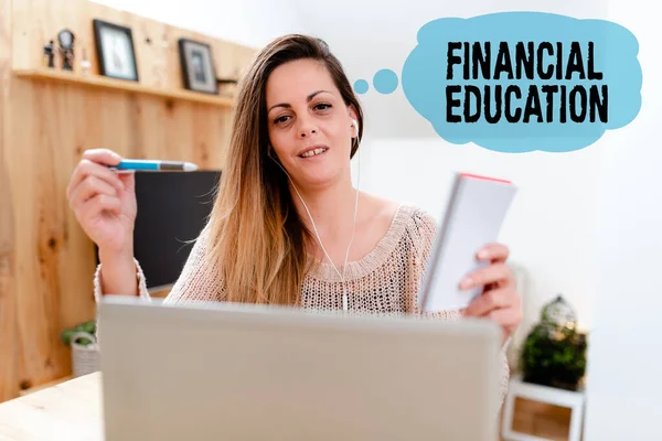 El yazısı dersi Finansal Eğitim. Finans ve Yatırım Çevrimiçi İzleme Belgeselleri gibi parasal alanları anlamak, Arkadaşlarla İnternet Oyunları oynamak — Stok fotoğraf