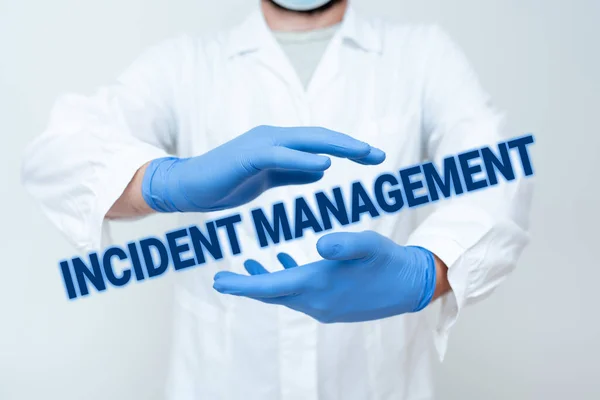 Skriv under med Incident Management. Affärs showcase Process för att returnera tjänsten till Normal Korrekt Faror Forskare Demonstrera Ny Teknik, Läkare Ge Medicinsk rådgivning — Stockfoto