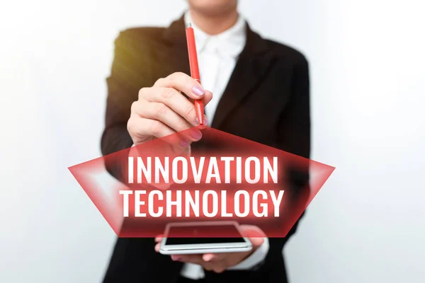 Innovation Technology işaretini gösteren bir ilham. Yeni Fikir veya Teknik veya Bilimsel Doğanın Yöntemi Yeni Teknoloji Fikirlerini Sunuyor Teknolojik Gelişmeyi Tartışma — Stok fotoğraf
