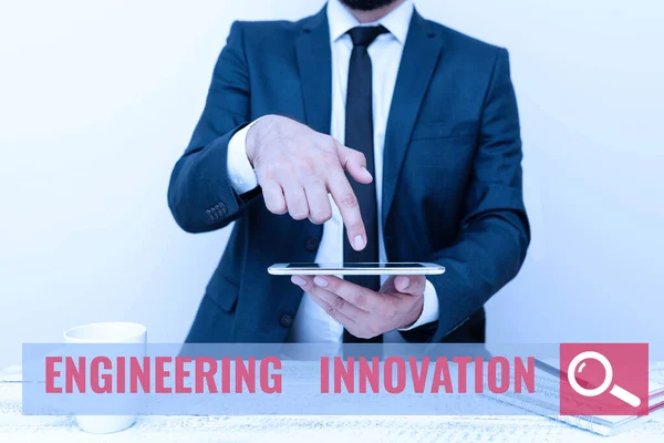 Εμφάνιση πινακίδας Engineering Innovation. Επιχειρηματική διαδικασία βιτρίνα εκφράζεται σε λογική και μαθηματική μορφή Παρουσιάζοντας τεχνολογία επικοινωνίας Smartphone Φωνή και βιντεοκλήση — Φωτογραφία Αρχείου