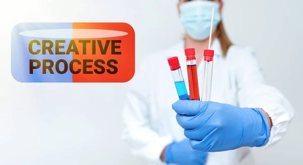 クリエイティブプロセスが表示されます。古い考えの間に新しいつながりを作るという概念を意味するユニークな試験医学とウイルス感染実験室のためのワクチン試験 — ストック写真