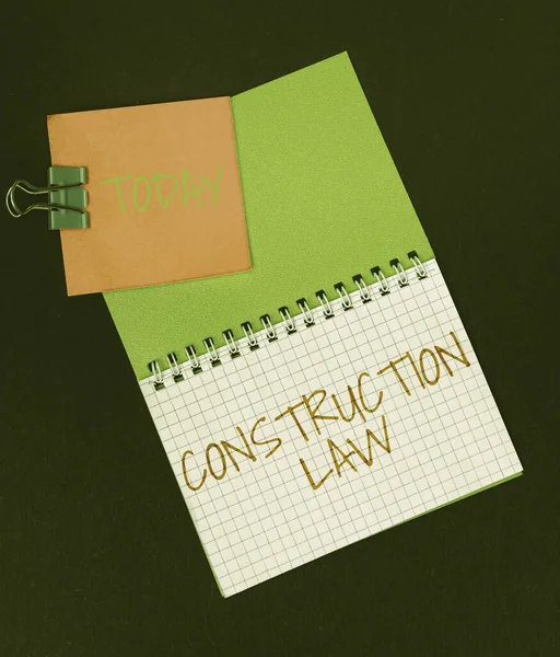 Podpis koncepcyjny Prawa budowlanego. Internet Concept zajmuje się sprawami związanymi z budownictwem i pokrewnymi dziedzinami Wielokrotny asortyment biurowych fotografii firmowych umieszczonych nad stołem — Zdjęcie stockowe