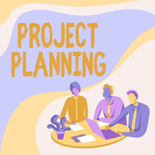 Konceptvisning Projektplanering. Word Skrivet på scheman som Gantt diagram för att planera rapportera framsteg Kollegor Ritning sitter på ett skrivbord med bärbar dator har diskussion. — Stockfoto