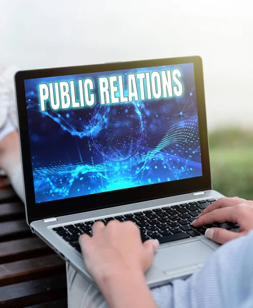 Podpis pokazujący Public Relations. Biznes showcase praktyki zarządzania rozprzestrzeniania informacji między poszczególnymi Laptop Spoczywanie na kolanach kobiety z płaskimi nogami Osiągnięcie zdalnej pracy. — Zdjęcie stockowe