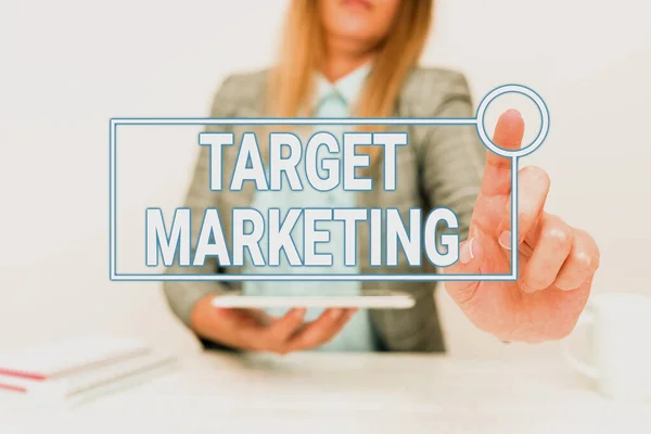 Χειρόγραφο κείμενο Target Marketing. Word for Audience goal Επιλεγμένοι πελάτες Διαφημιστική τεχνολογία Guru Πώληση πρόσφατα ανεπτυγμένη συσκευή, Δάσκαλος Κατάσχεση του τηλεφώνου — Φωτογραφία Αρχείου