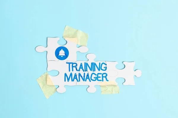 Testo che mostra ispirazione Training Manager. Foto concettuale dando competenze necessarie per il miglioramento di posizioni elevate Costruire un puzzle modello bianco incompiuto con l'ultimo pezzo mancante — Foto Stock