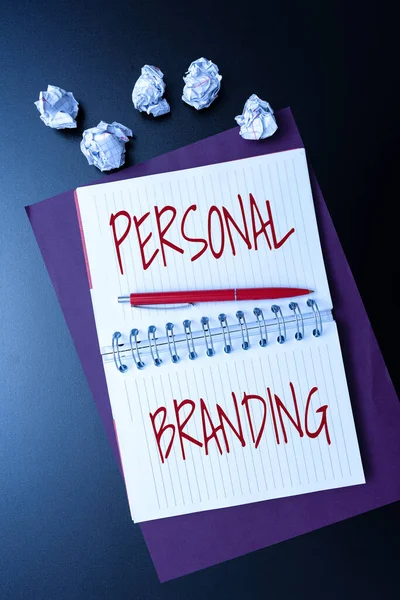 Écriture affichant le texte Personal Branding. Business concept Practice of People Marketing themselves Image as Marques Penser à de nouvelles idées lumineuses Renouveler la créativité et l'inspiration — Photo