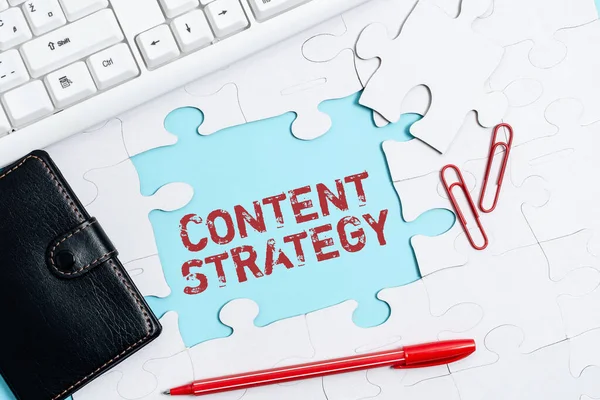 İçerik Stratejisini gösteren metin işareti. İş dünyası gösterisi, iyi fotoğraflar ve sözcüklerle pazarlama planı yaratıyor. Eksik Son Parça ile Bitmemiş Bir Beyaz Yapboz Deseni Yapıyor.