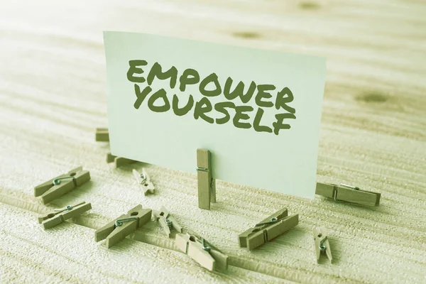 El yazısı: Kendini Güçlendir. Hayatın kontrolünü ele alan kavramsal fotoğraf hedefler belirleyen olumlu seçimler yapan Boş Meydan Notu Yeni Anlamı Gösteren Çamaşır Klipleri ile çevrili.