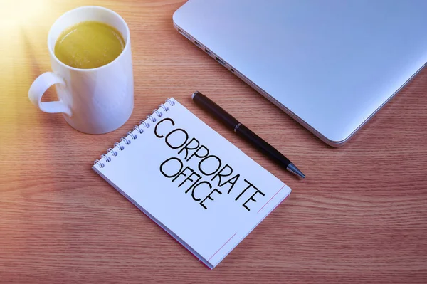 Tekst met inspiratie Corporate Office. Word Written on home afdeling die primaire afdelingen indirect ondersteunen Gesloten Laptop Naast Lege Journal met Pen en Koffie mok Over tafel. — Stockfoto