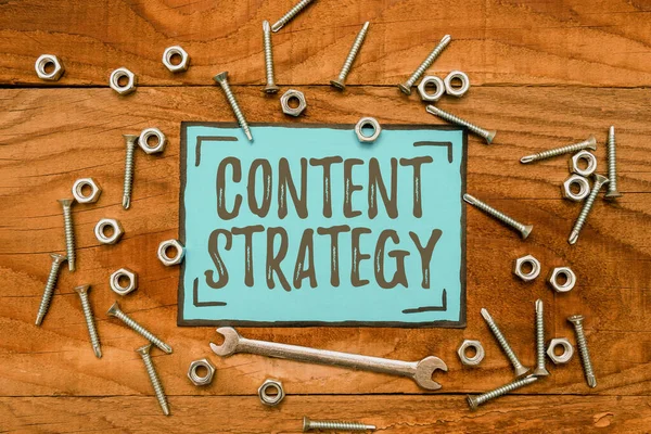 İlham veren İçerik Stratejisini gösteren metin. İş gösterimi, iyi fotoğraflar ve kelimeler kullanarak pazarlama planı oluşturdu. Yaratıcı Düşünce Bakımı için Yeni Fikirler