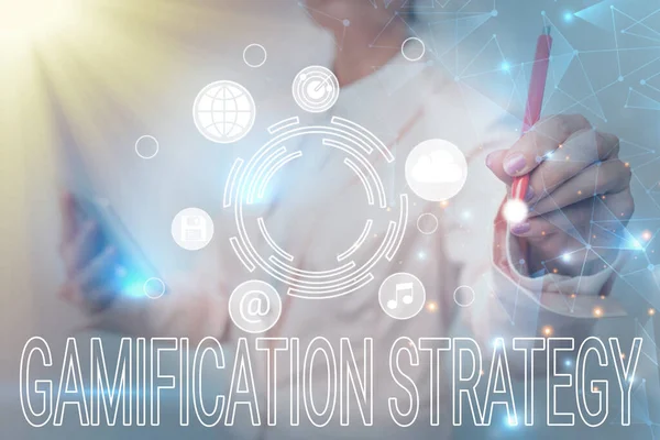 Metin başlığı Gamification Strategy sunar. Motivasyon Ödülleri 'nin anlamı: Oyun Mekaniklerini Entegre Et, İş Kadını Geleceğe Dokunan Sanal Görüntü Sanal Arayüzü.