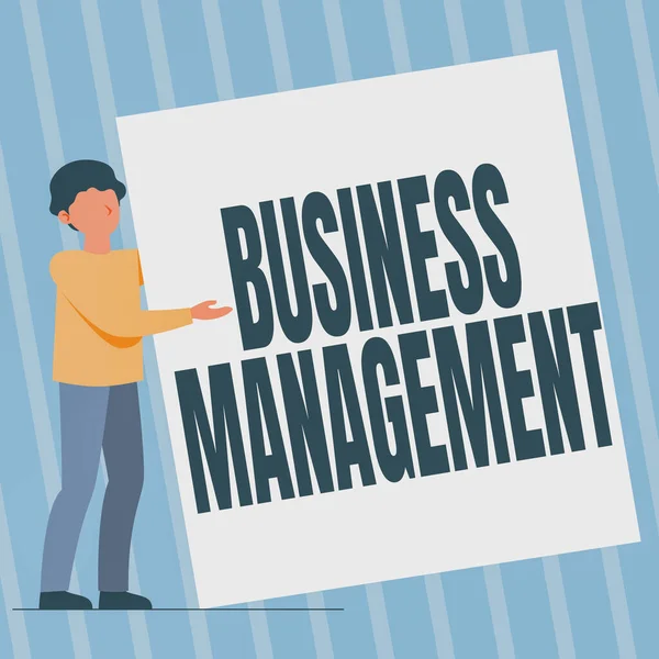 Signo de texto que muestra Business Management. Visión general de las empresas Supervisión Supervisión Coordinación de las operaciones empresariales Hombre de pie de dibujo Holding Presenting Enorme Blank Paper. — Foto de Stock