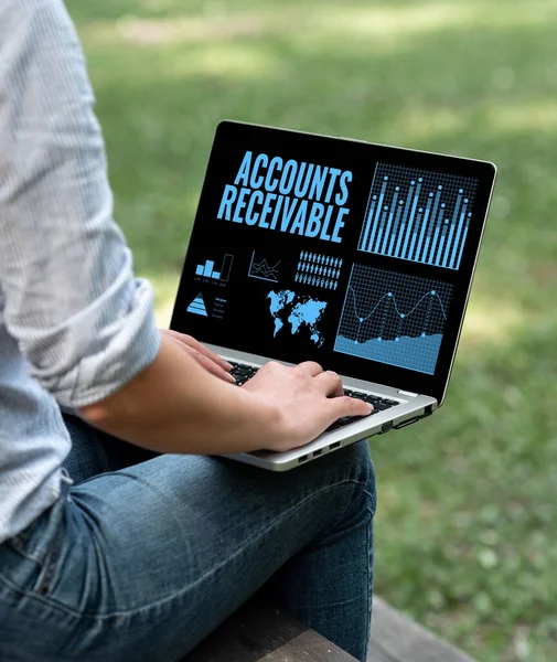 Alınabilir Hesapları gösteren metin işareti. Borçlu Borçlu Kadın 'ın Ev Görünümü' nün Dışında Oturan Dizüstü Bilgisayarda Yazan İşletme Fikri Yasal Para İddiası Evden Çalışıyor.