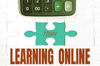 Çevrimiçi Öğrenme işareti gösteren ilham. İş Dünyası Fikri İnternet ve Teknoloji 'nin yardımıyla Bitmemiş Bir Beyaz Yapboz Yapboz Yapılandırması Eksik Son Parçası ile Yeni Bir Şey Öğrenin