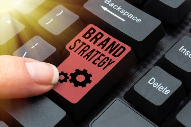 Marka Stratejisini gösteren metin işareti. Konsept, iyi bir ürün geliştirmek için yürütülen uzun vadeli plan anlamına gelir. Yazma İşveren Sözleşmesi Örneği, Çevrimiçi Talk Show Ses Programı Yazılıyor