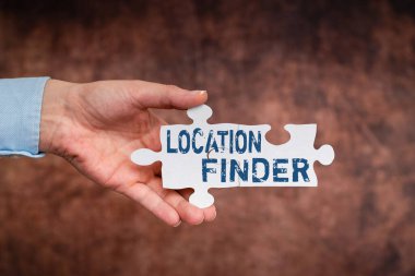 Konum Bulucu sunan metin başlığı. İş kadınlarının İş yerinde Eksik Fikirleri Çözmek İçin Strateji Bulmaları İçin Seçilen yerin adresini bulmak için bir hizmet sunulması anlamına gelen kavram