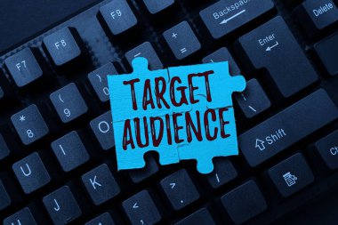 Kavramsal manşet Hedef Seyirci. Sözcüklerinizi Yeni Çevrimiçi Günlük Web Sitesi Kurma, Anlamlı İnternet İçeriği Yazma, sitesine yöneltmek istediğinizi gösteren iş gösterisi kategorisi