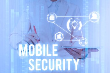 Mobil Güvenliği gösteren mesaj işareti. İş dünyası cep telefonunun tehdit ve hassasiyetlerden korunması Üniformalı Kadın Dokunma ve Fütürist Holografik Teknoloji Kullanımı.