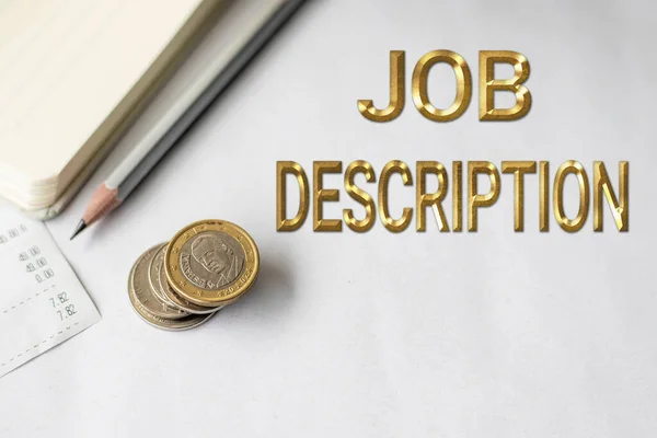 Visualizzazione concettuale Job Description. Idea di business Un documento che descrive le responsabilità di una posizione Blocco note vuoto con ricevuta accanto a una matita e monete Euro accatastate — Foto Stock