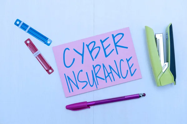 사이버 보험 (Cyber Insurance) 은 보험의 약자이다. 인터넷 기반 위험으로부터 회사를 보호하기 위한 콘셉트 사진 독점 계획 플래시 스쿨 오 피스 공급, 교육 학습 콜렉션, 쓰기 도구, — 스톡 사진